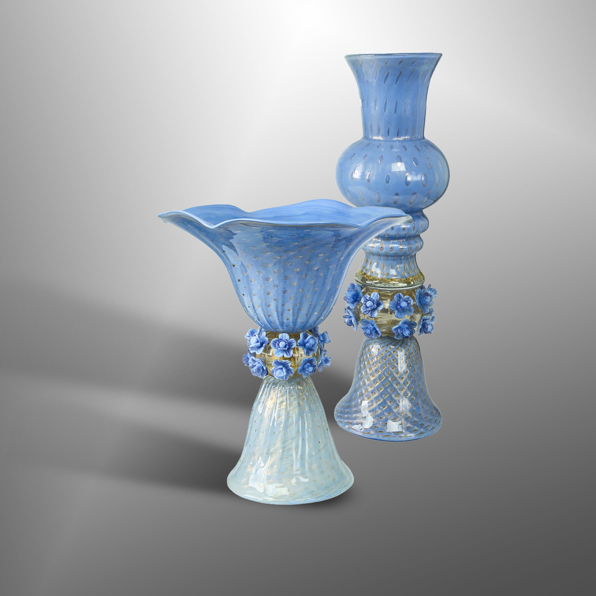 Pervinca vases with flowers