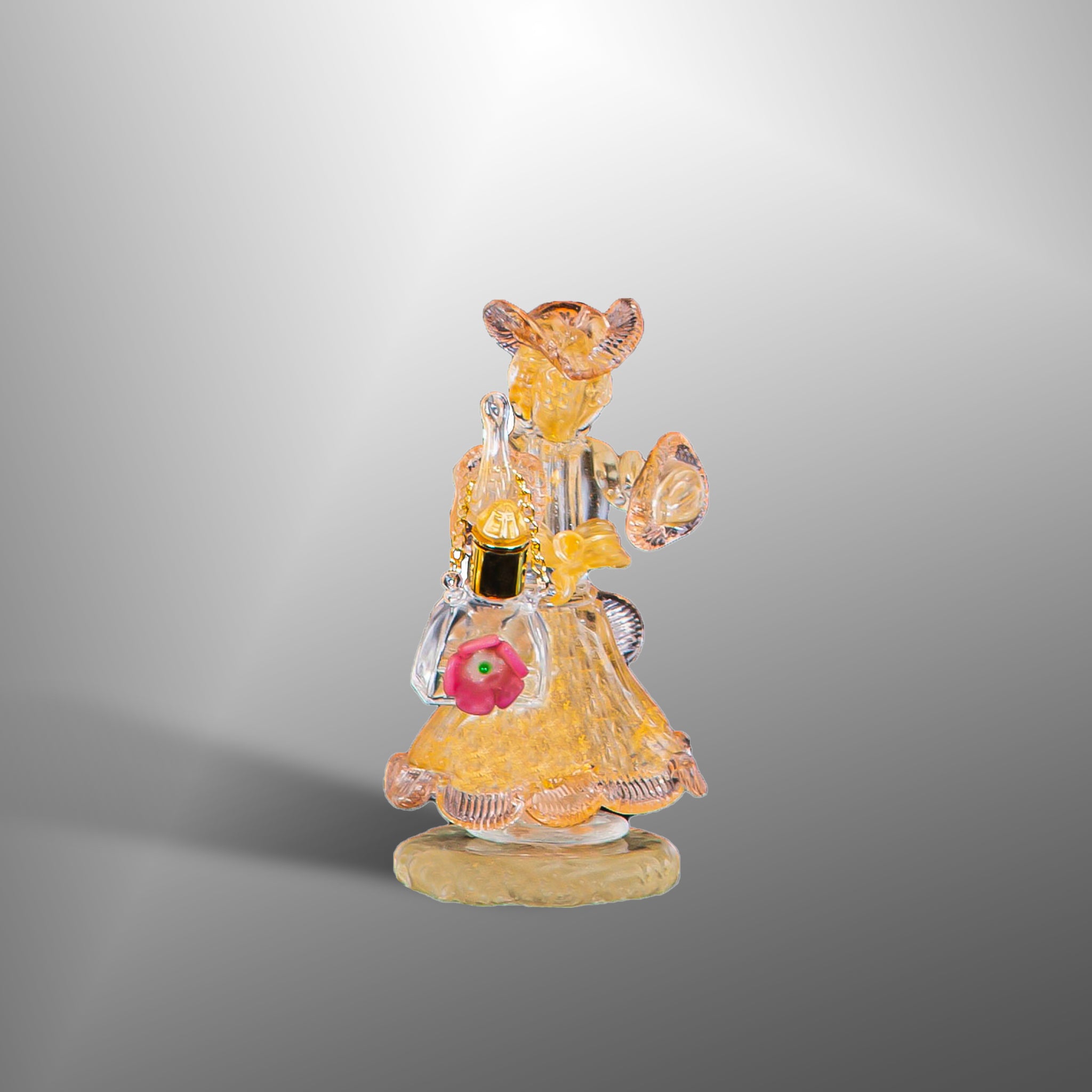 Coppia con piccole bottiglie di profumo