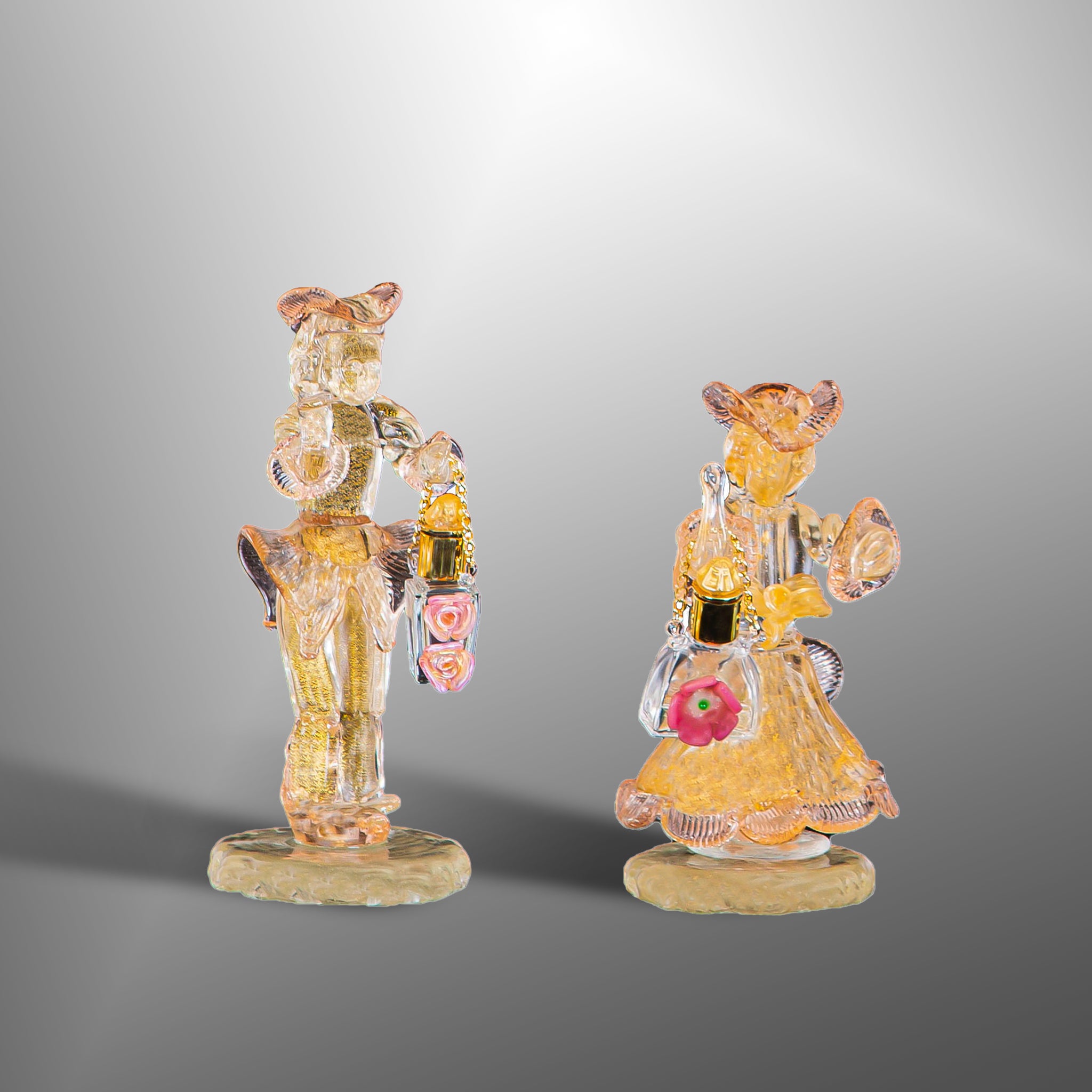 Coppia con piccole bottiglie di profumo