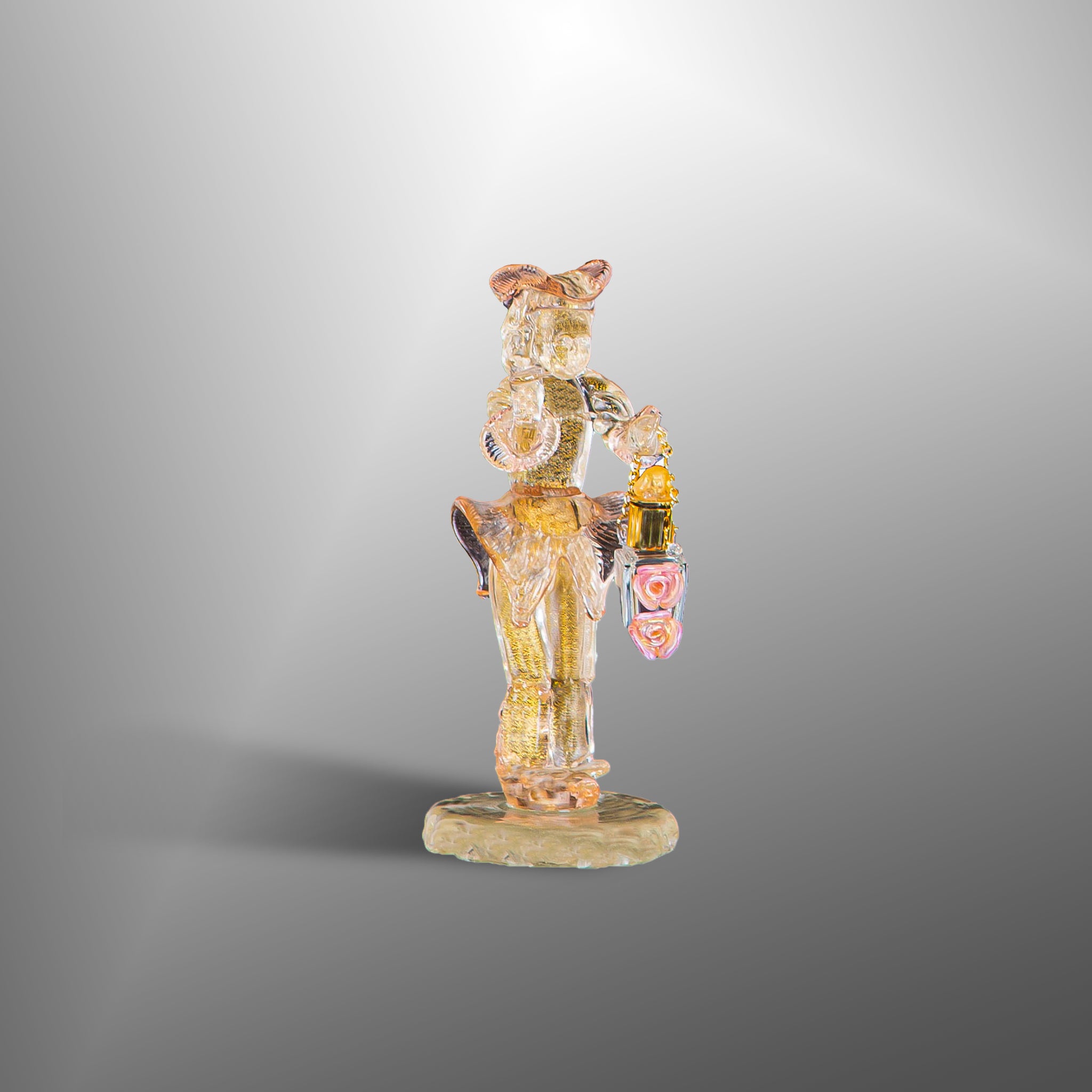 Coppia con piccole bottiglie di profumo