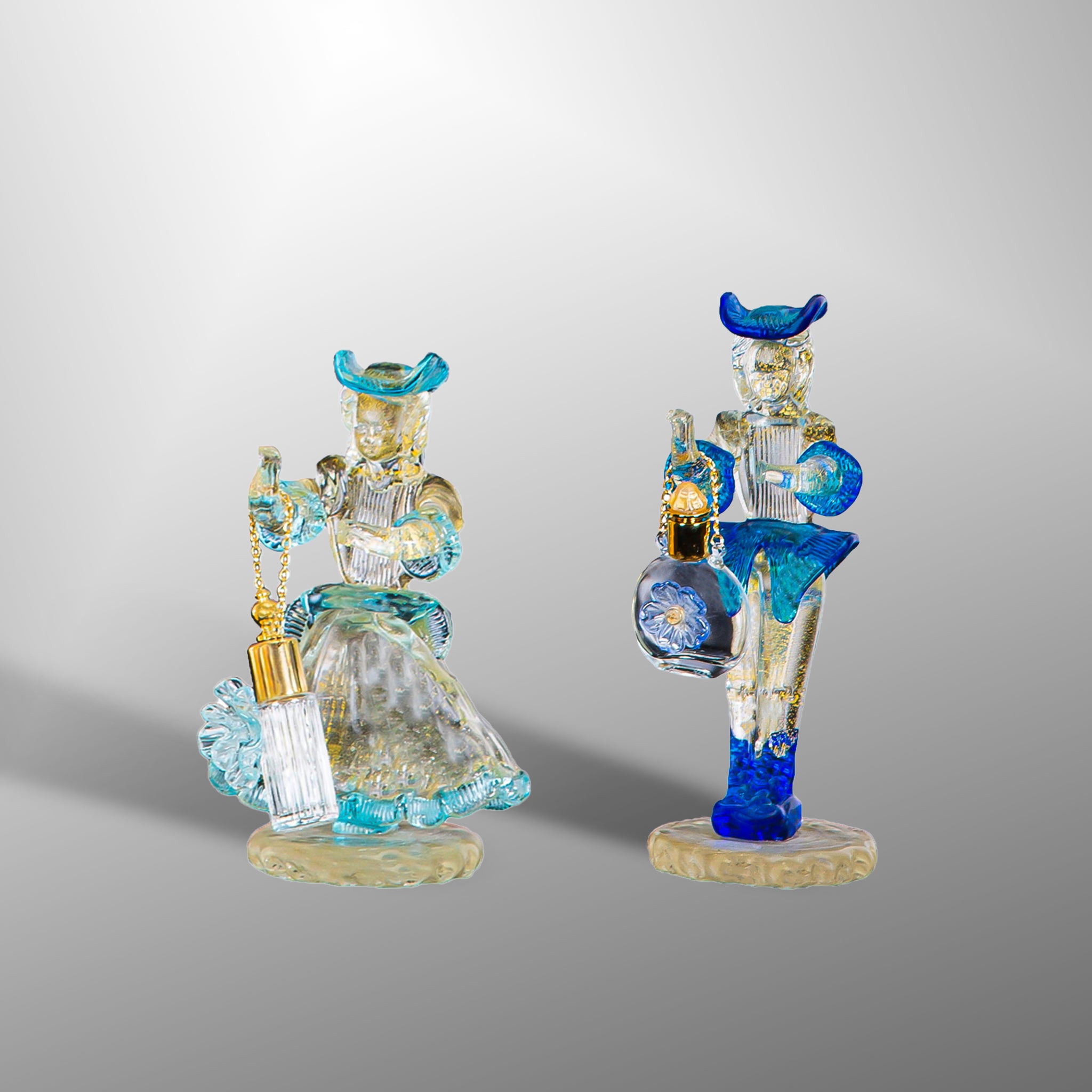 Coppia con piccole bottiglie di profumo