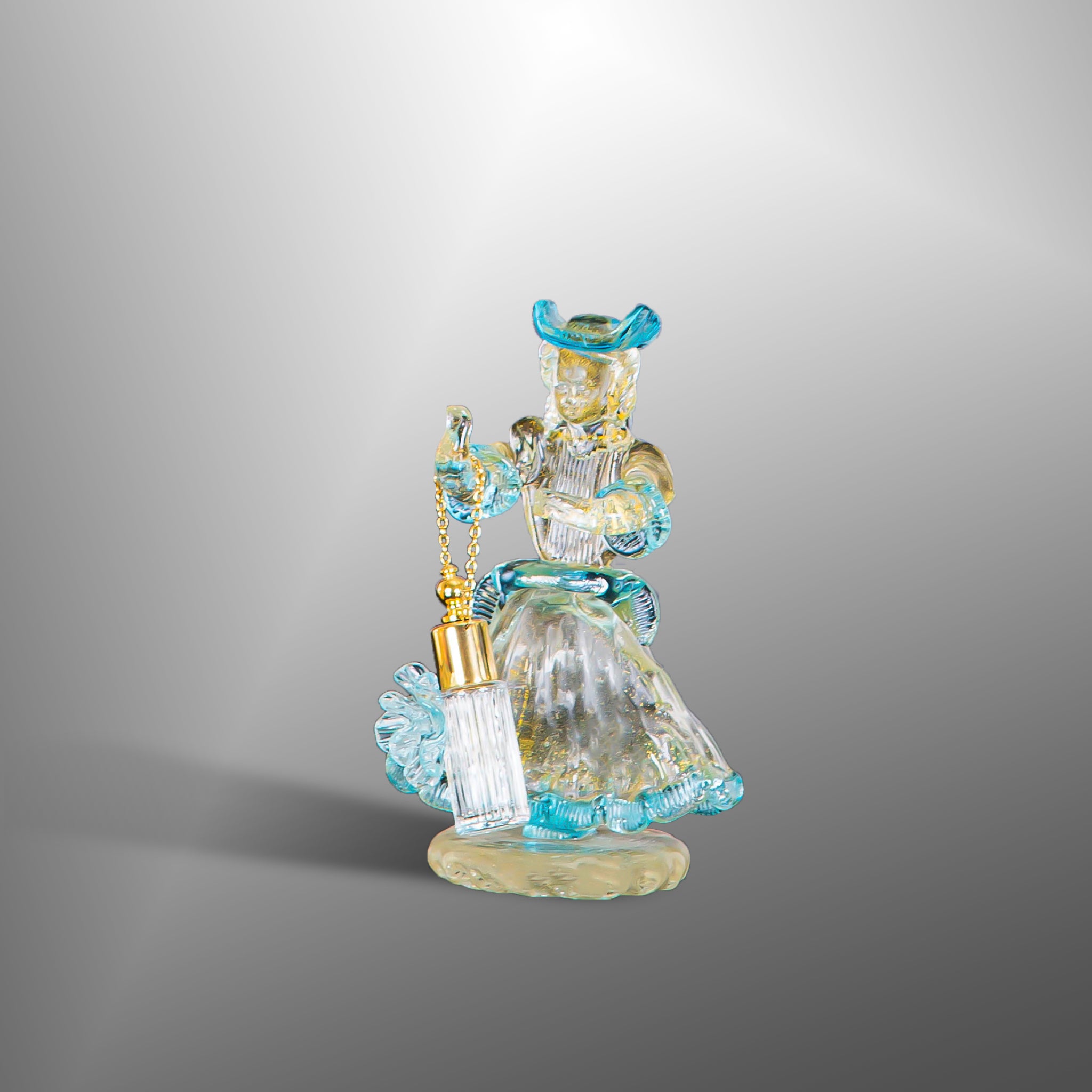 Coppia con piccole bottiglie di profumo