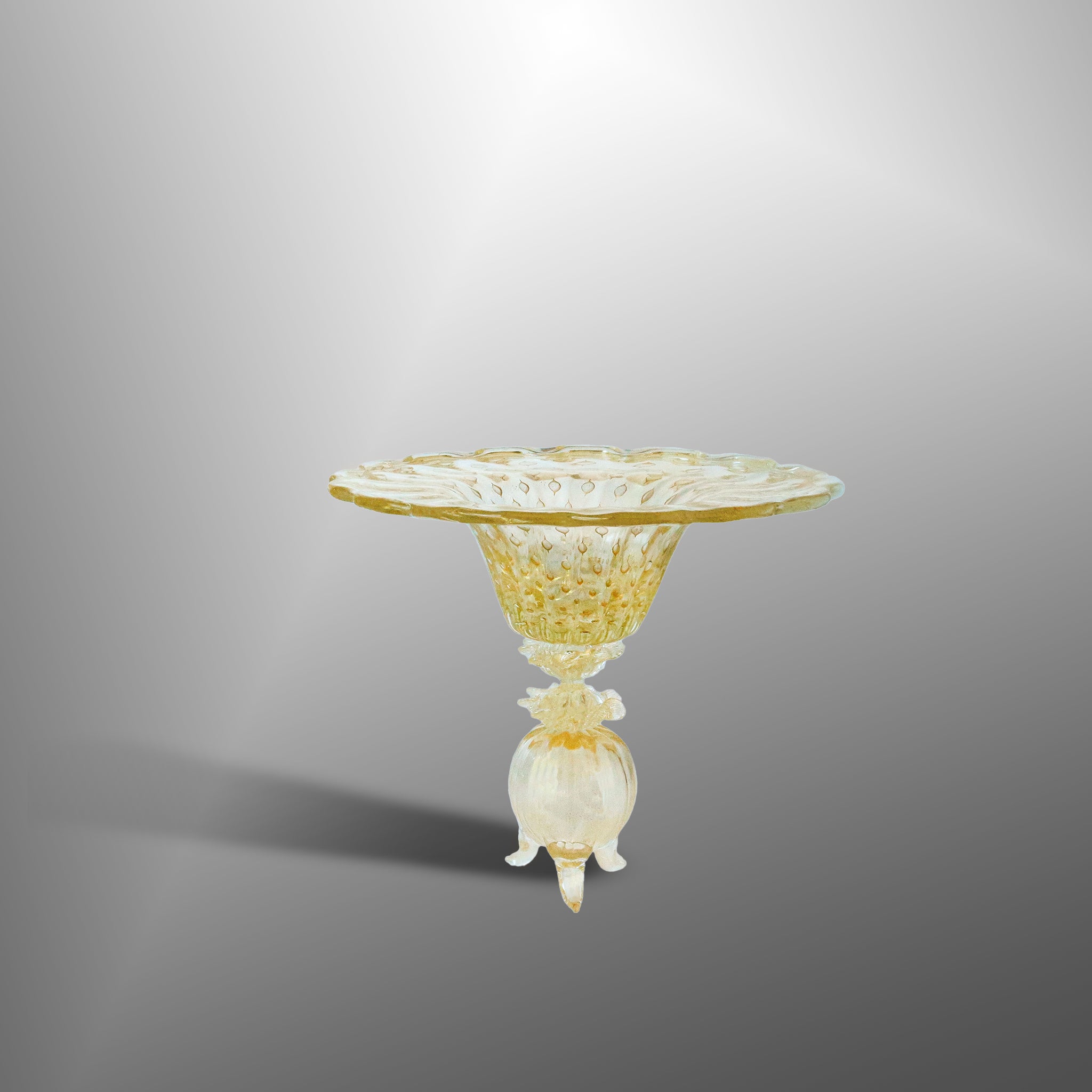 Vasi con sfere e decorazioni classiche