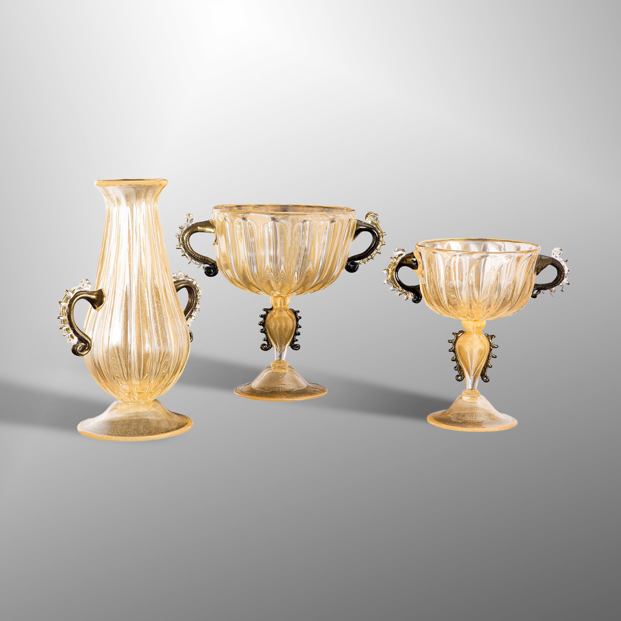 Vaso e centrotavola con dettagli neri
