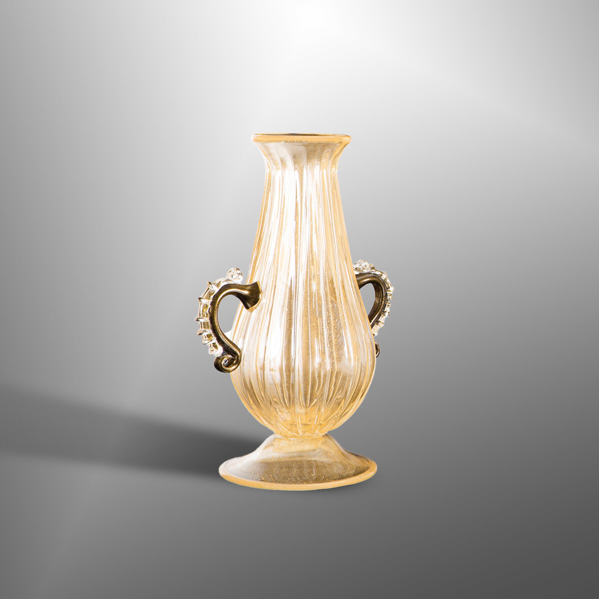 Vaso e centrotavola con dettagli neri