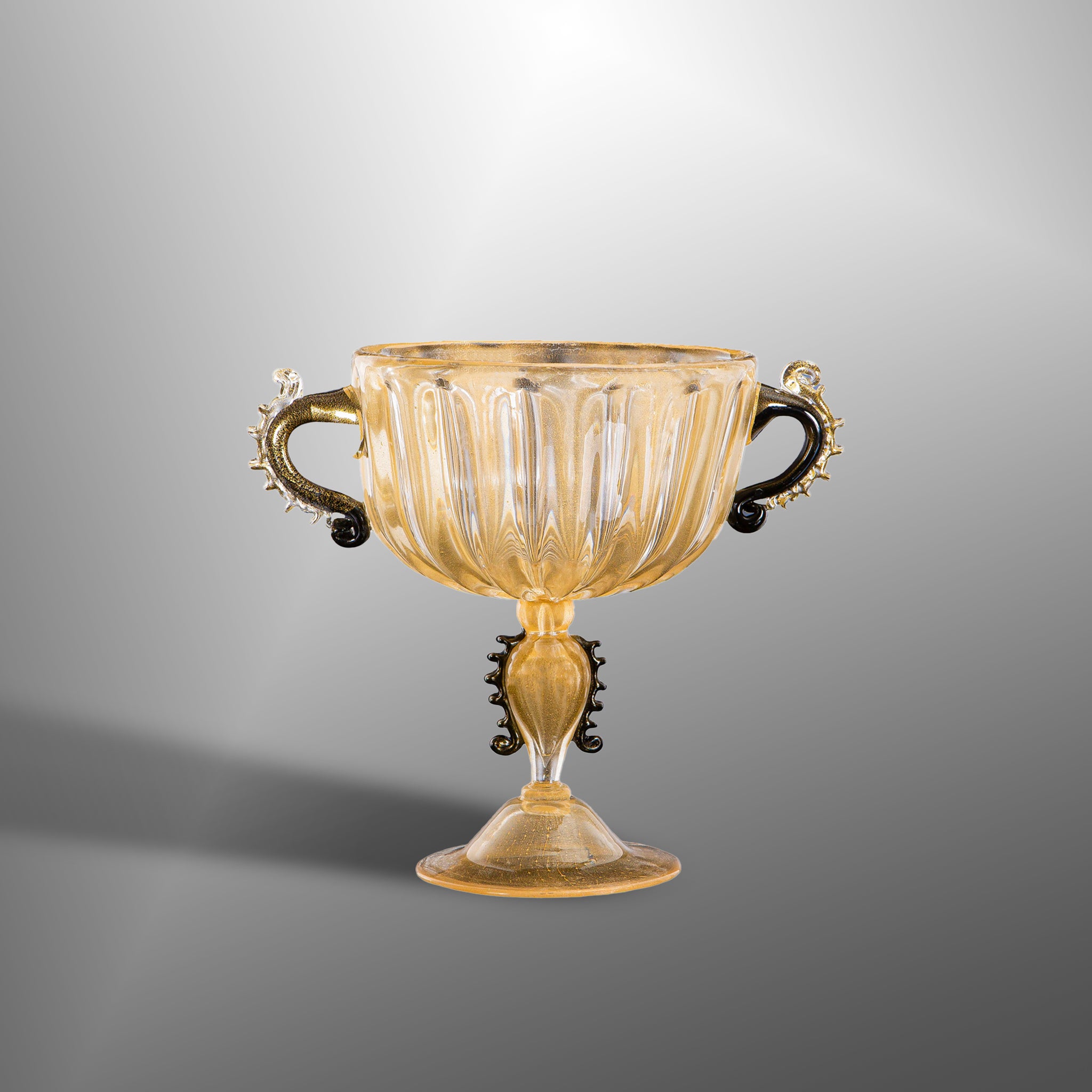Vaso e centrotavola con dettagli neri