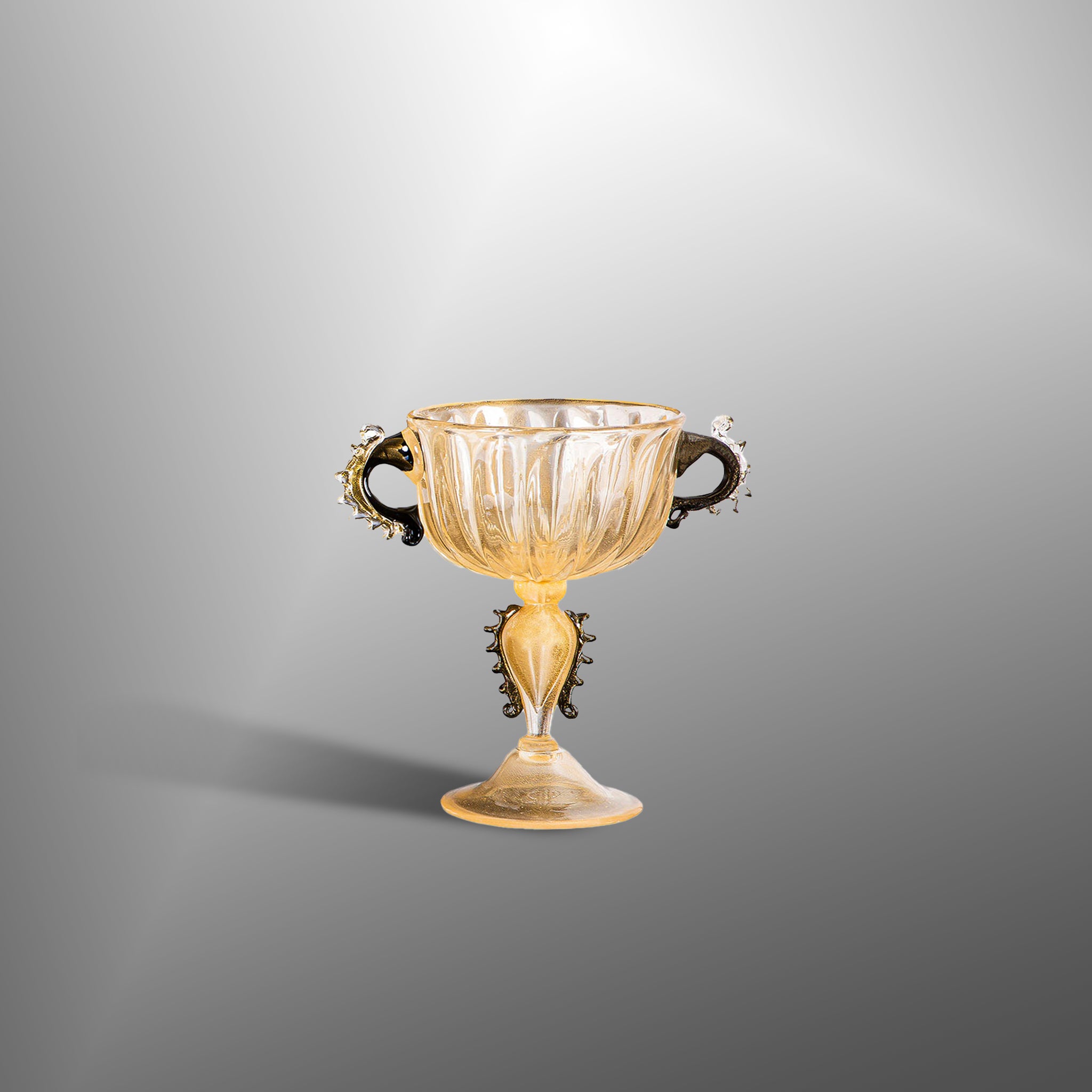 Vaso e centrotavola con dettagli neri