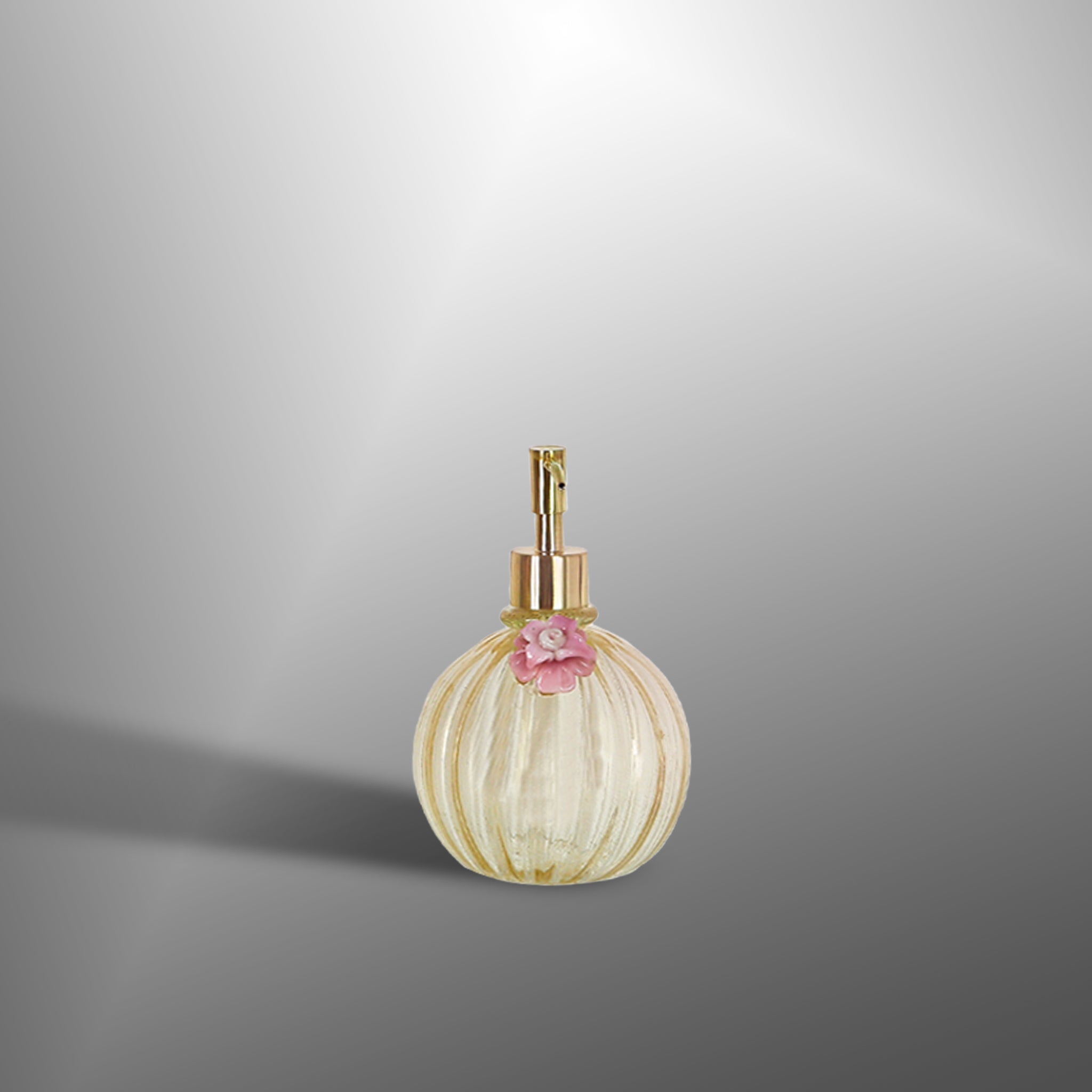 Accessori da bagno con fiori rosa