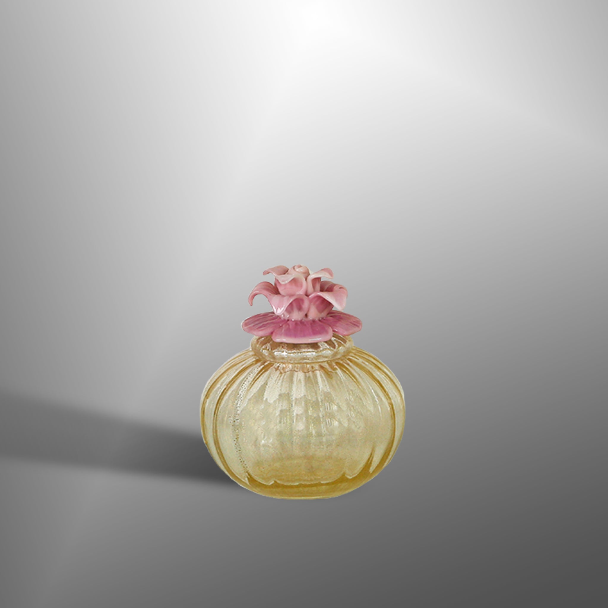 Accessori da bagno con fiori rosa