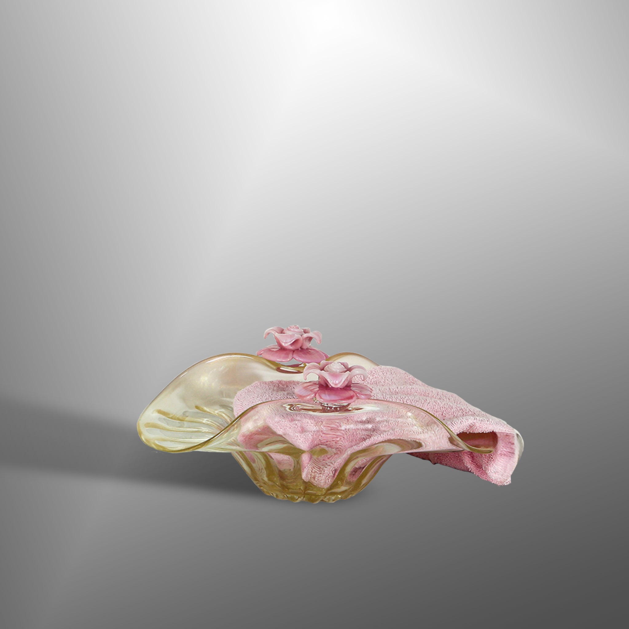 Accessori da bagno con fiori rosa