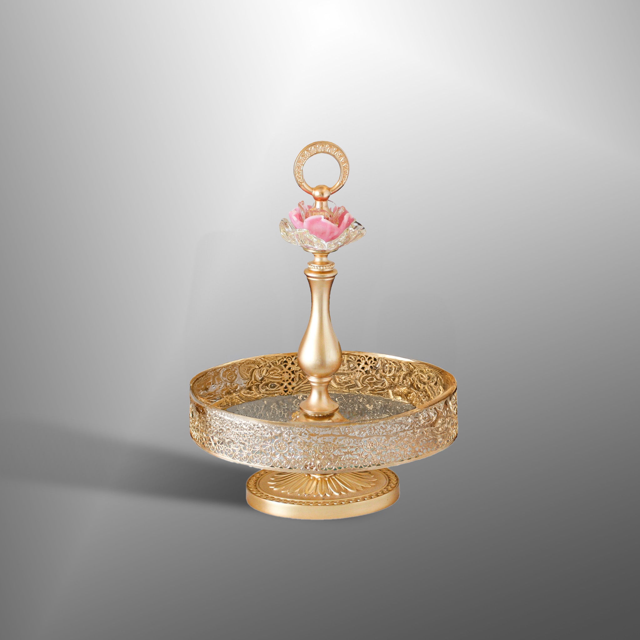 Bottiglie di profumo con fiori rosa