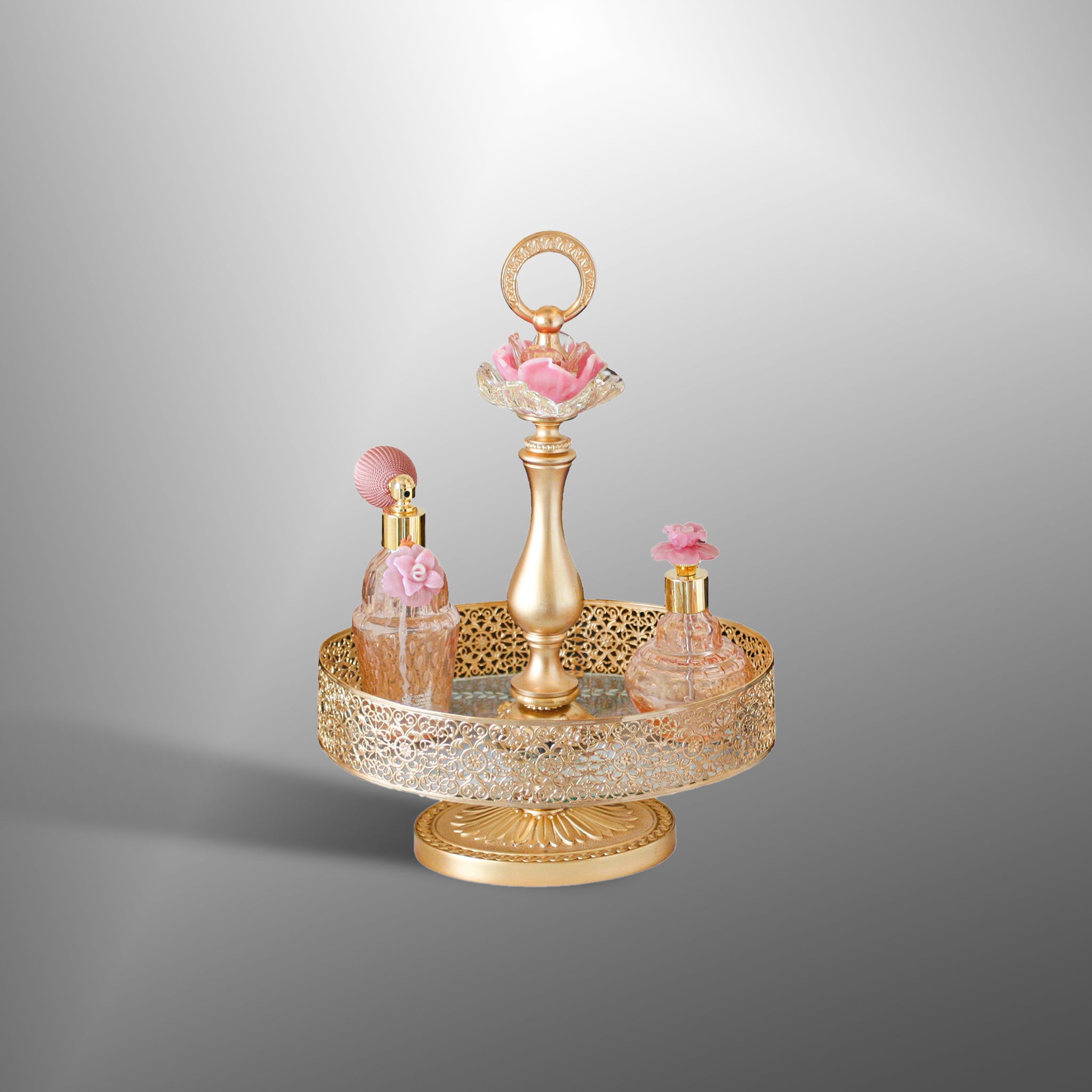 Bottiglie di profumo con fiori rosa