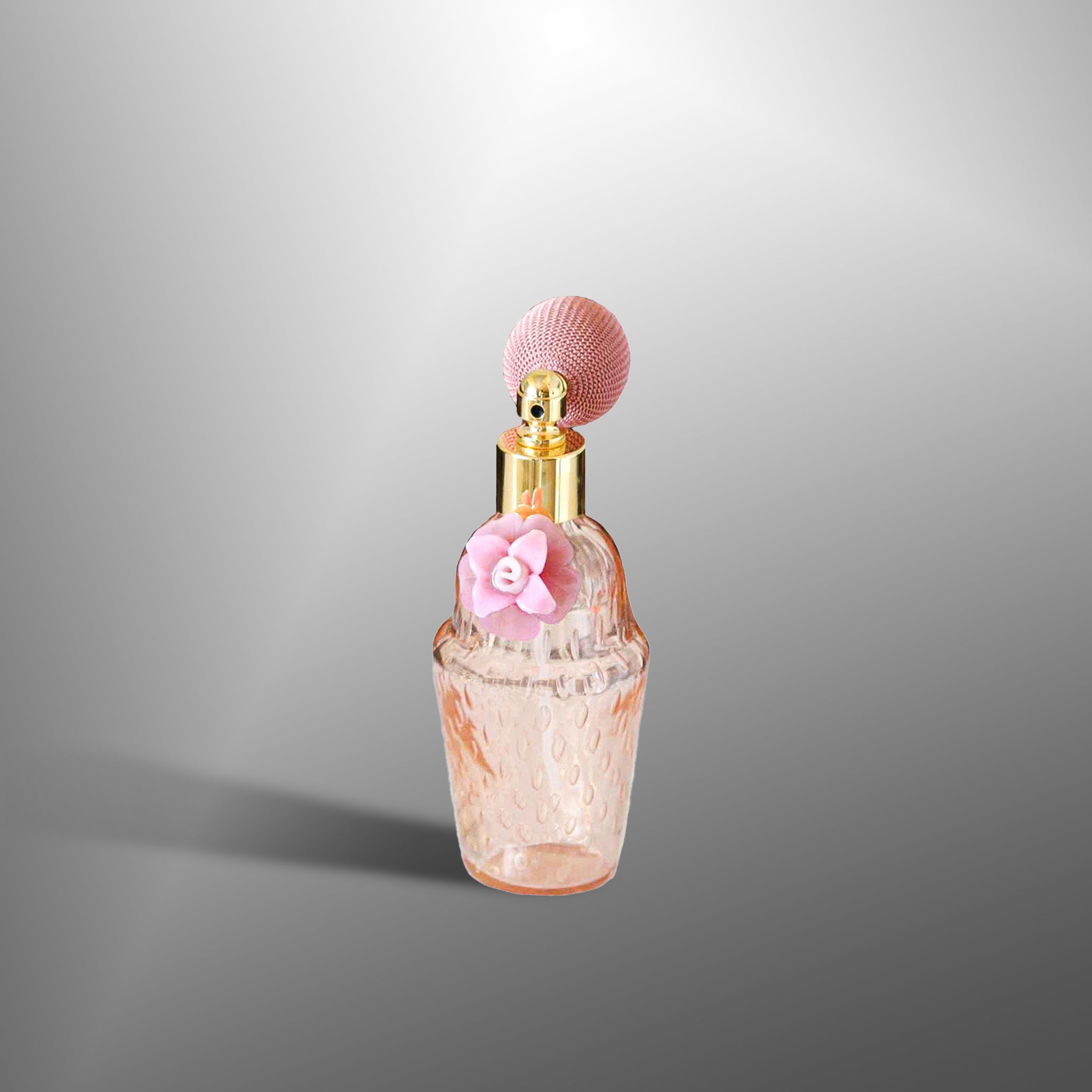 Bottiglie di profumo con fiori rosa