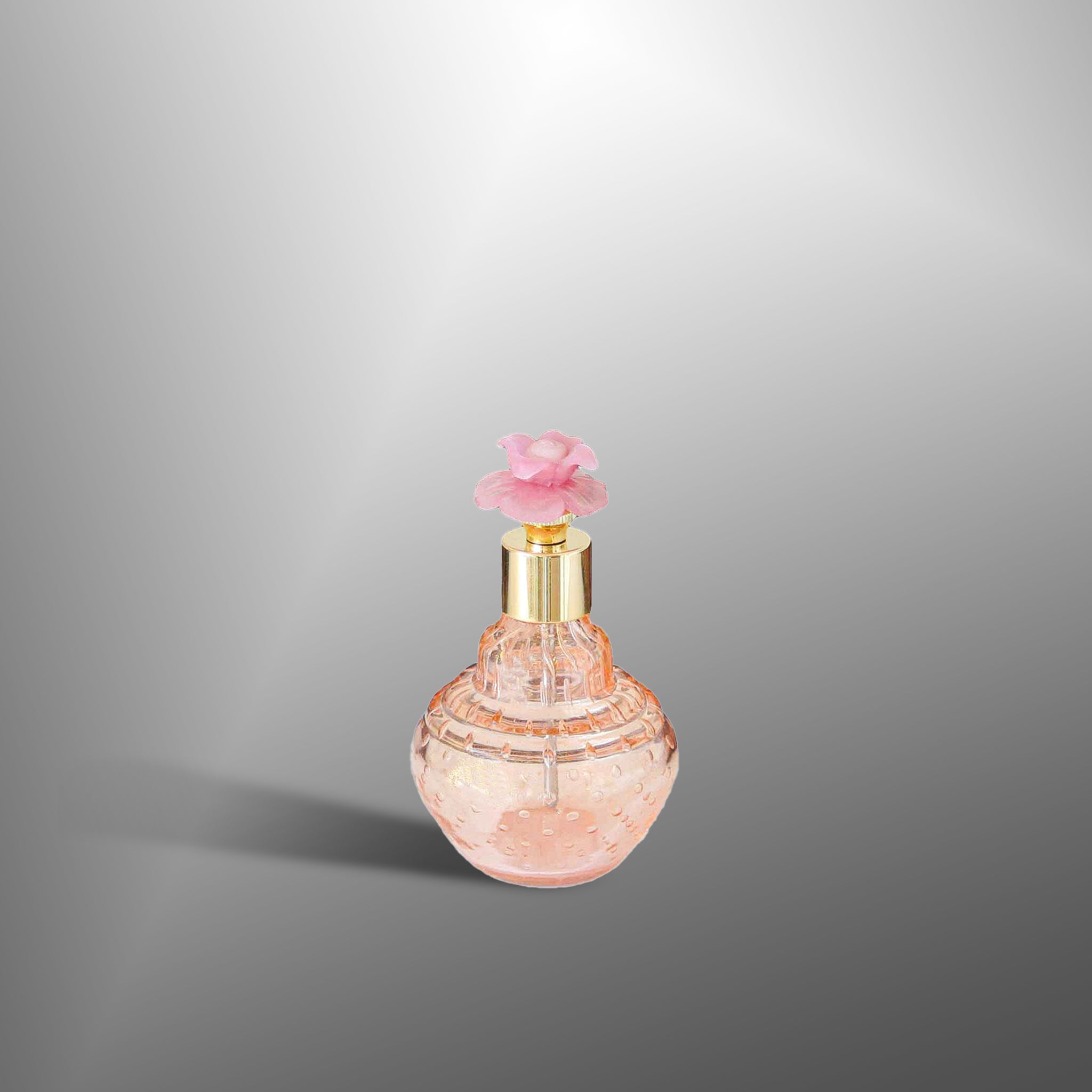 Bottiglie di profumo con fiori rosa