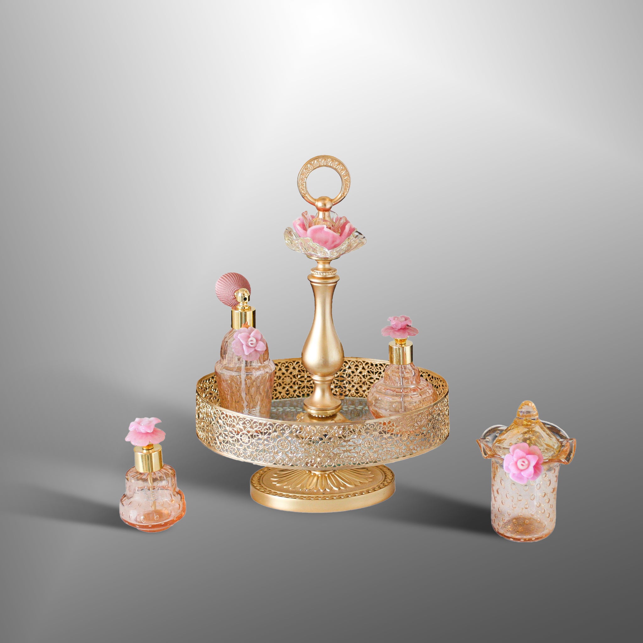 Bottiglie di profumo con fiori rosa