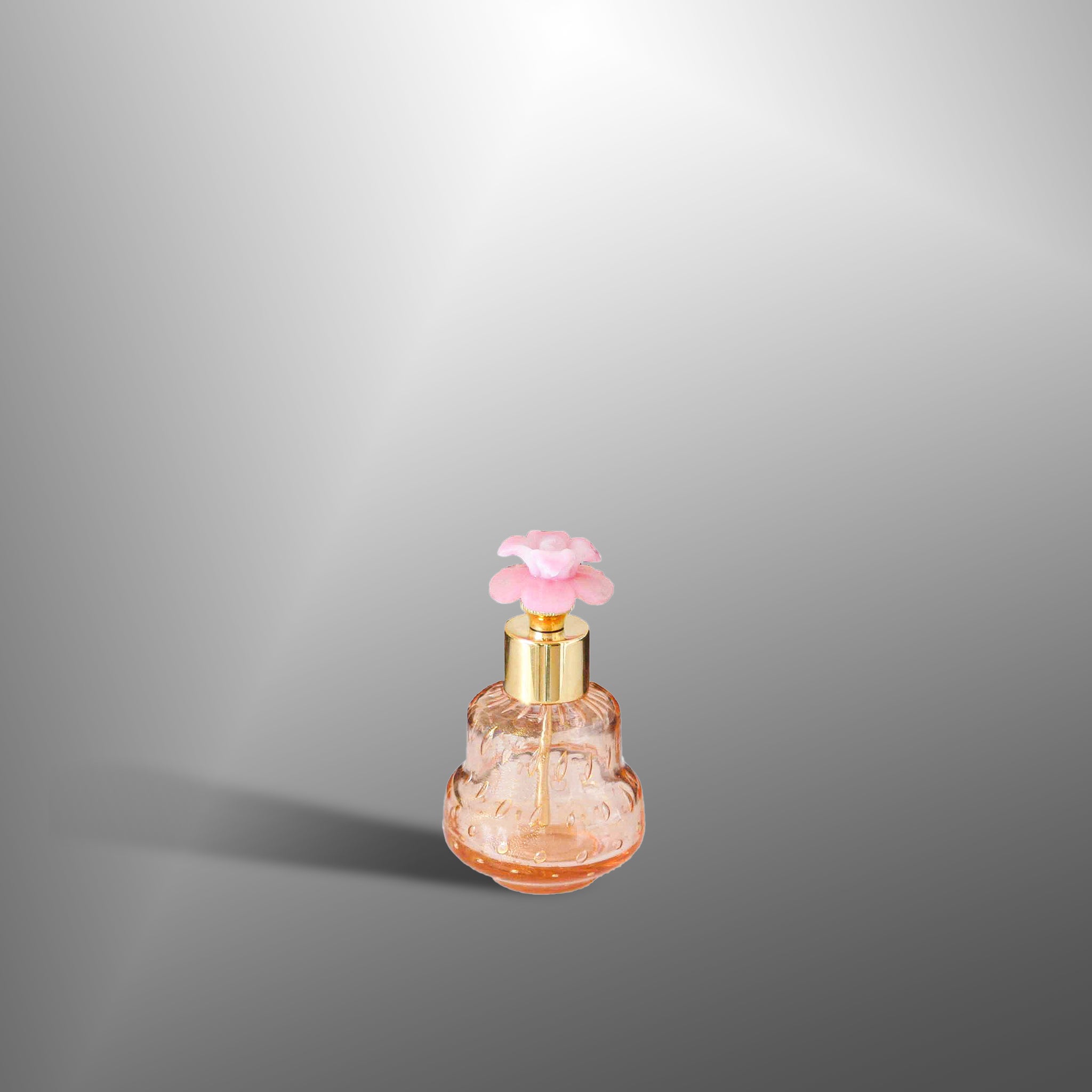 Bottiglie di profumo con fiori rosa