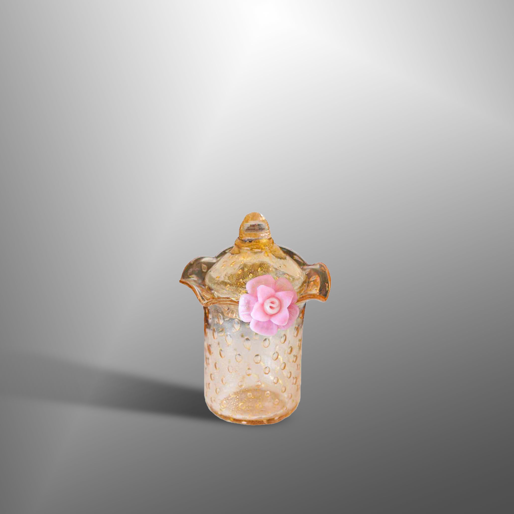 Bottiglie di profumo con fiori rosa
