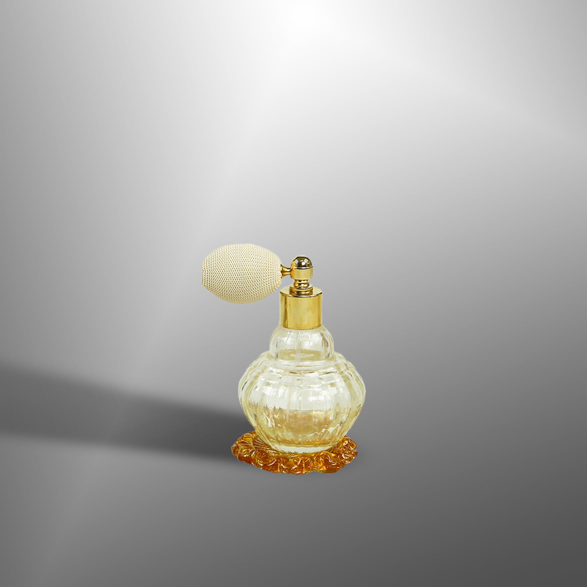 Bottiglie di profumo in oro con dettagli ambra