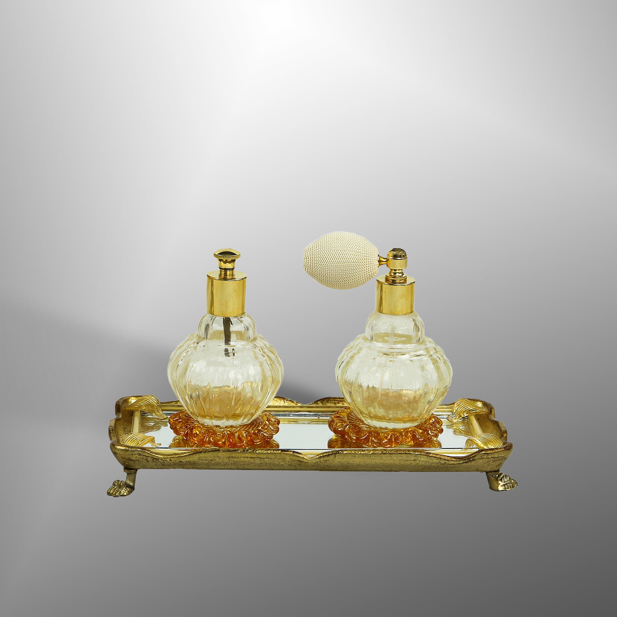 Bottiglie di profumo in oro con dettagli ambra