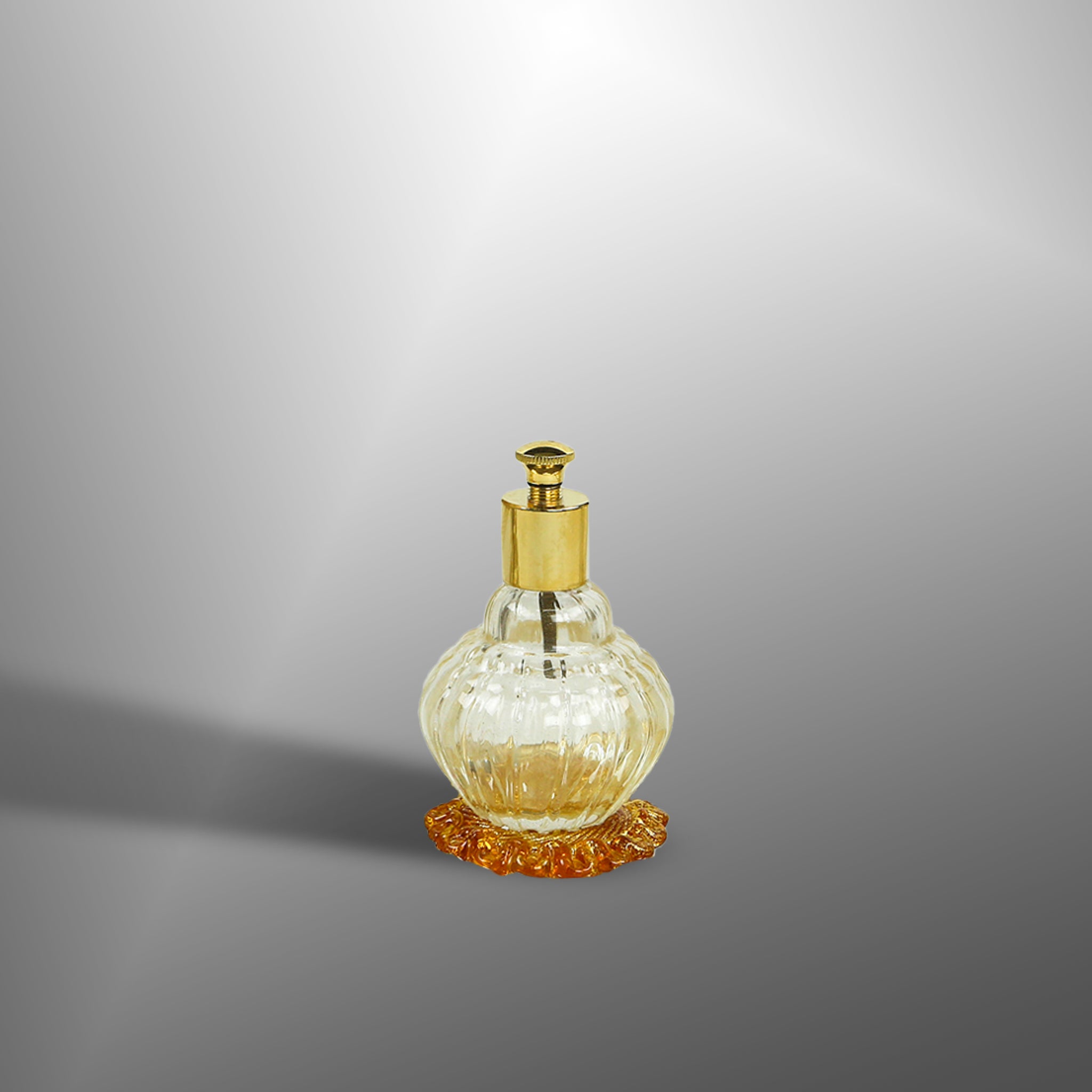 Bottiglie di profumo in oro con dettagli ambra