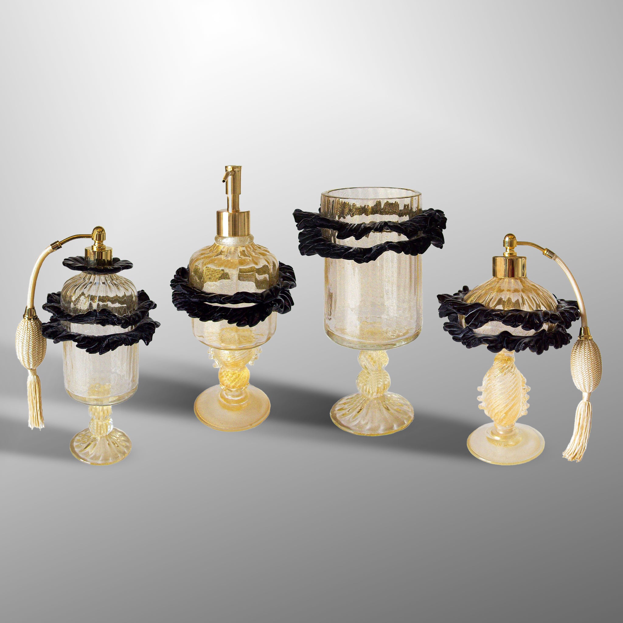 Bottiglie di profumo in oro con dettagli neri
