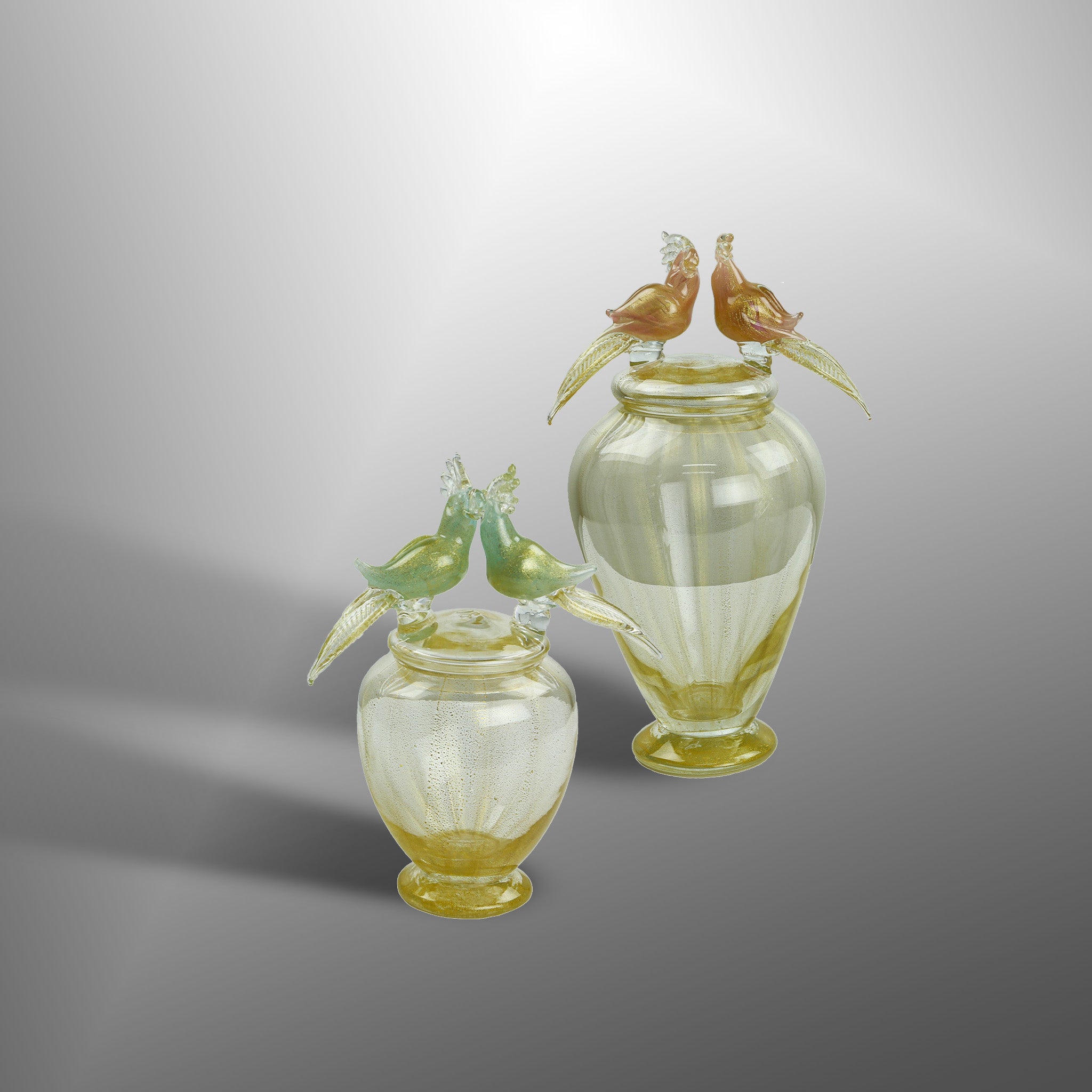 Vaso in oro con fiori colorati