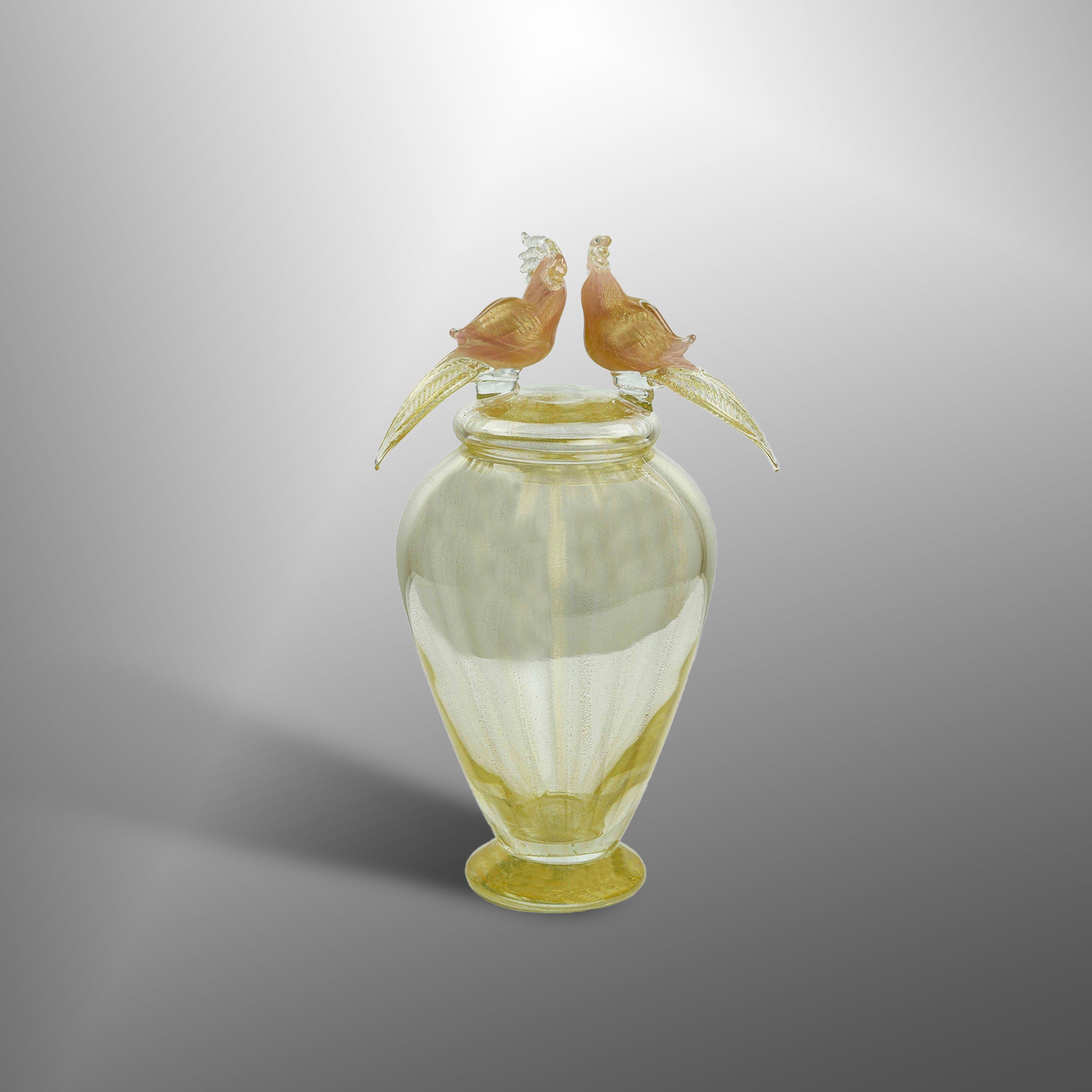 Vaso in oro con fiori colorati