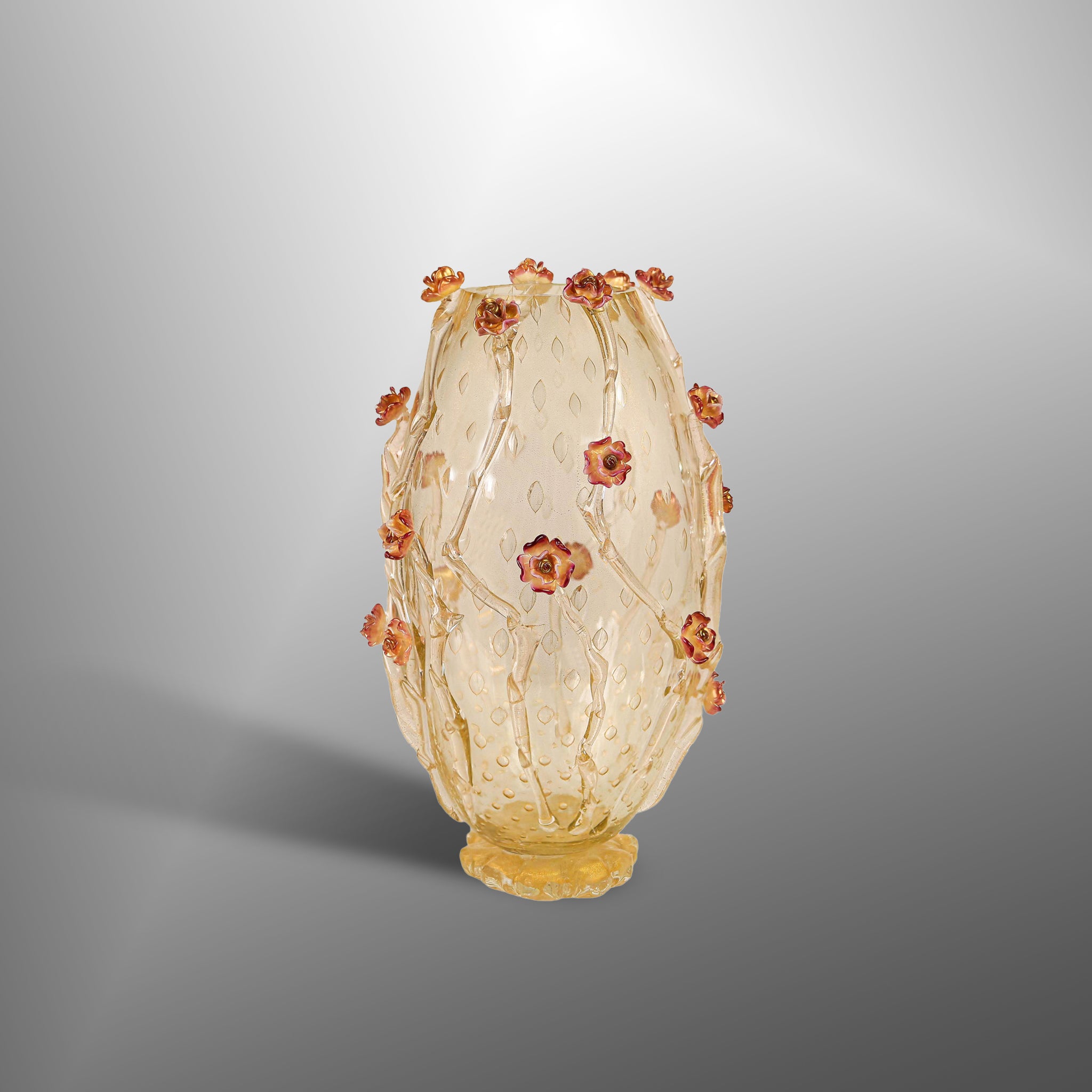 Vaso con rametti e fiori rosa