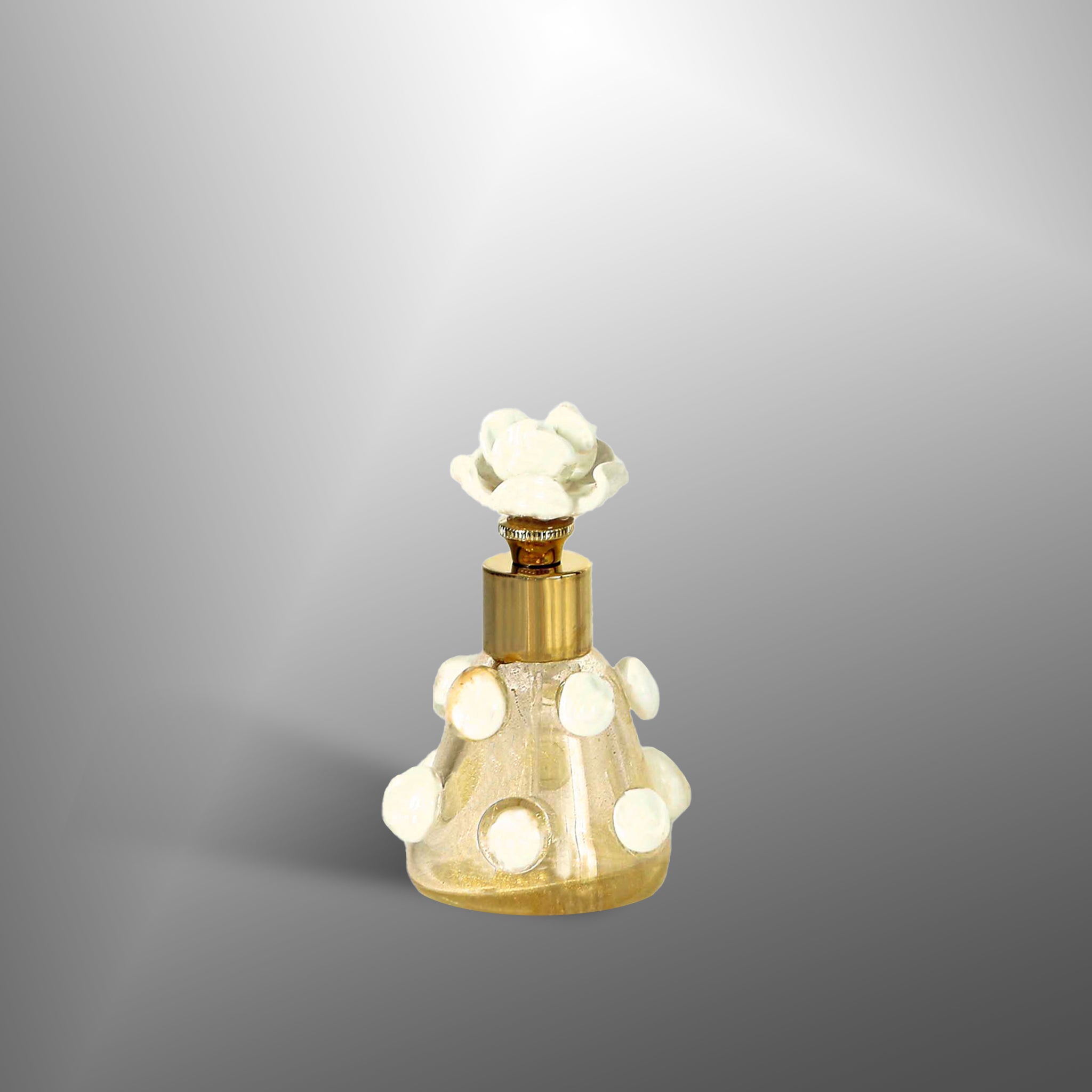 Bottiglie di profumo con fiori bianchi