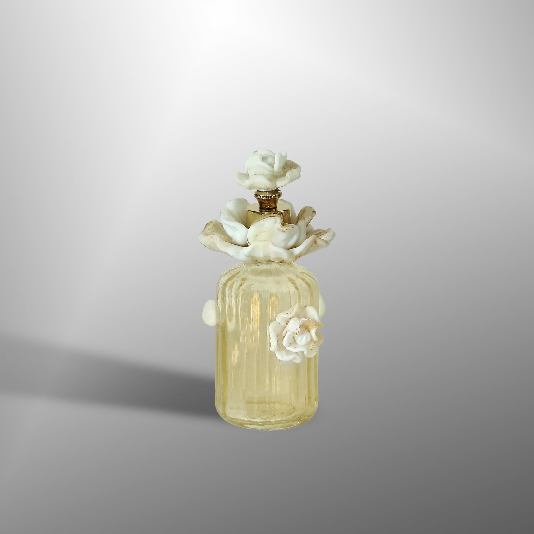 Bottiglie di profumo con fiori bianchi