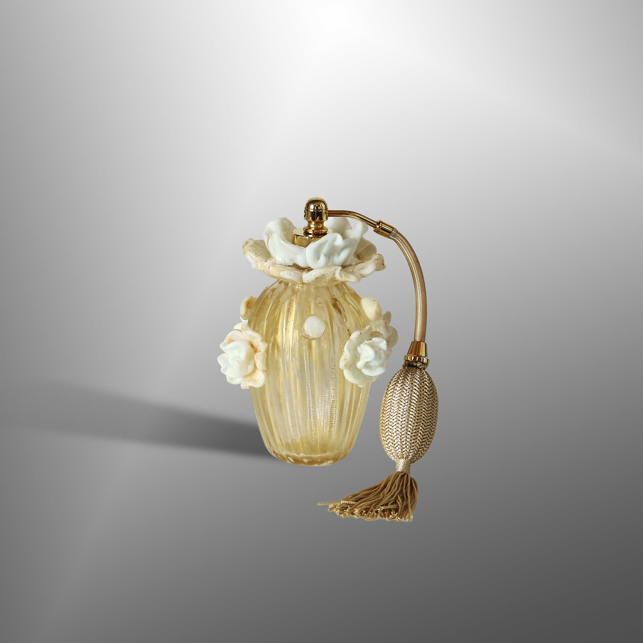 Bottiglie di profumo con fiori bianchi