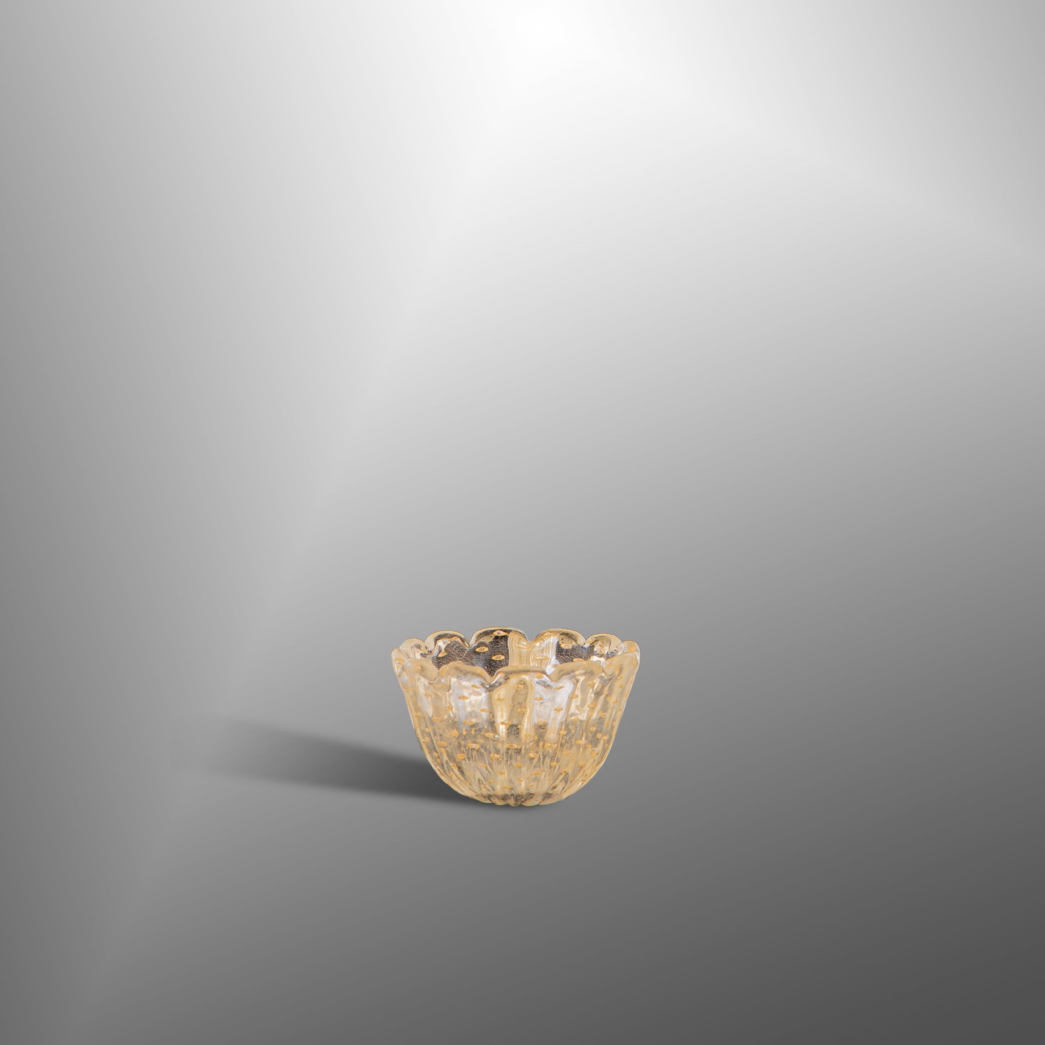 Vassoio in ottone con bicchieri, ciotole e cucchiaini