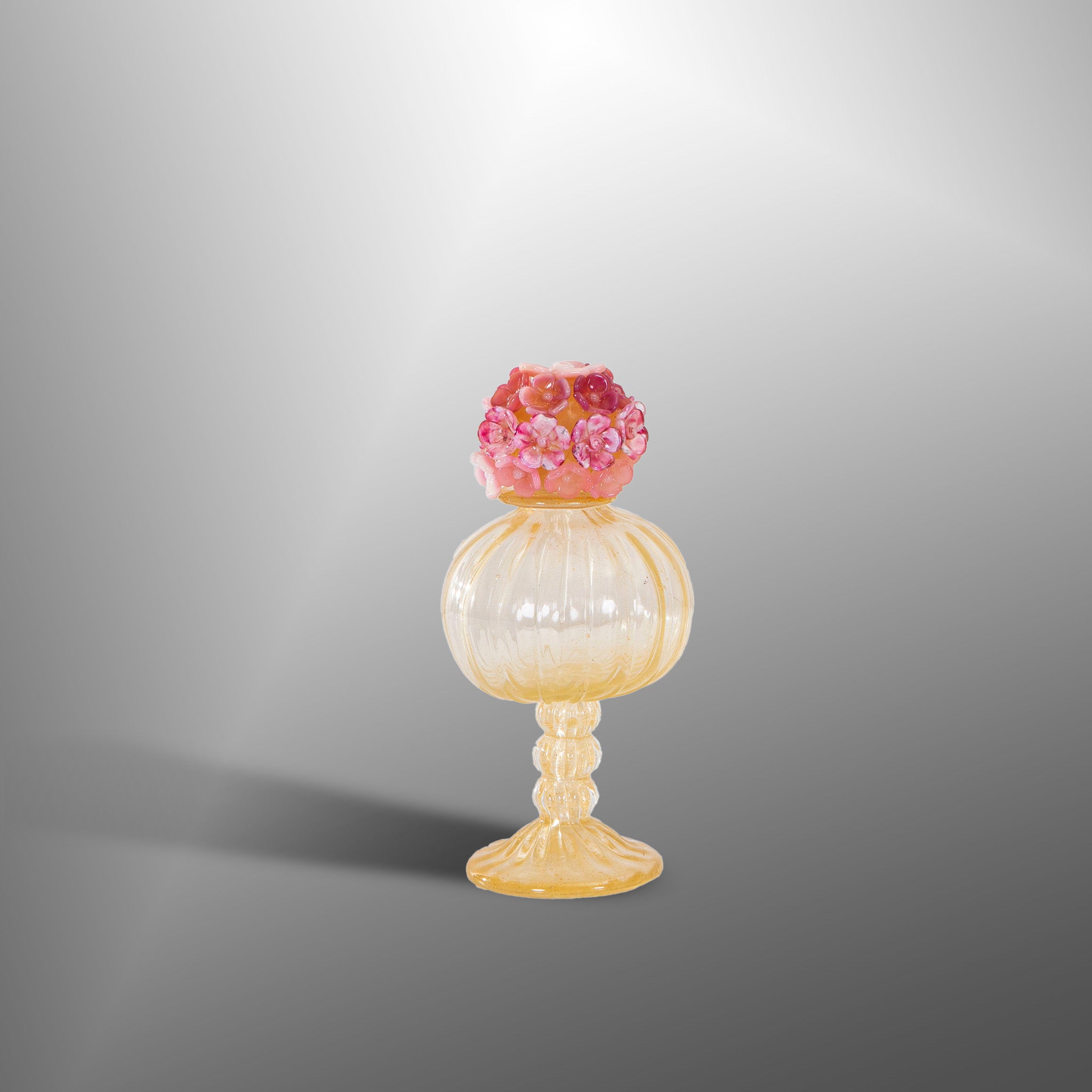 Bottiglie di profumo per ambiente con oro e fiori rosa