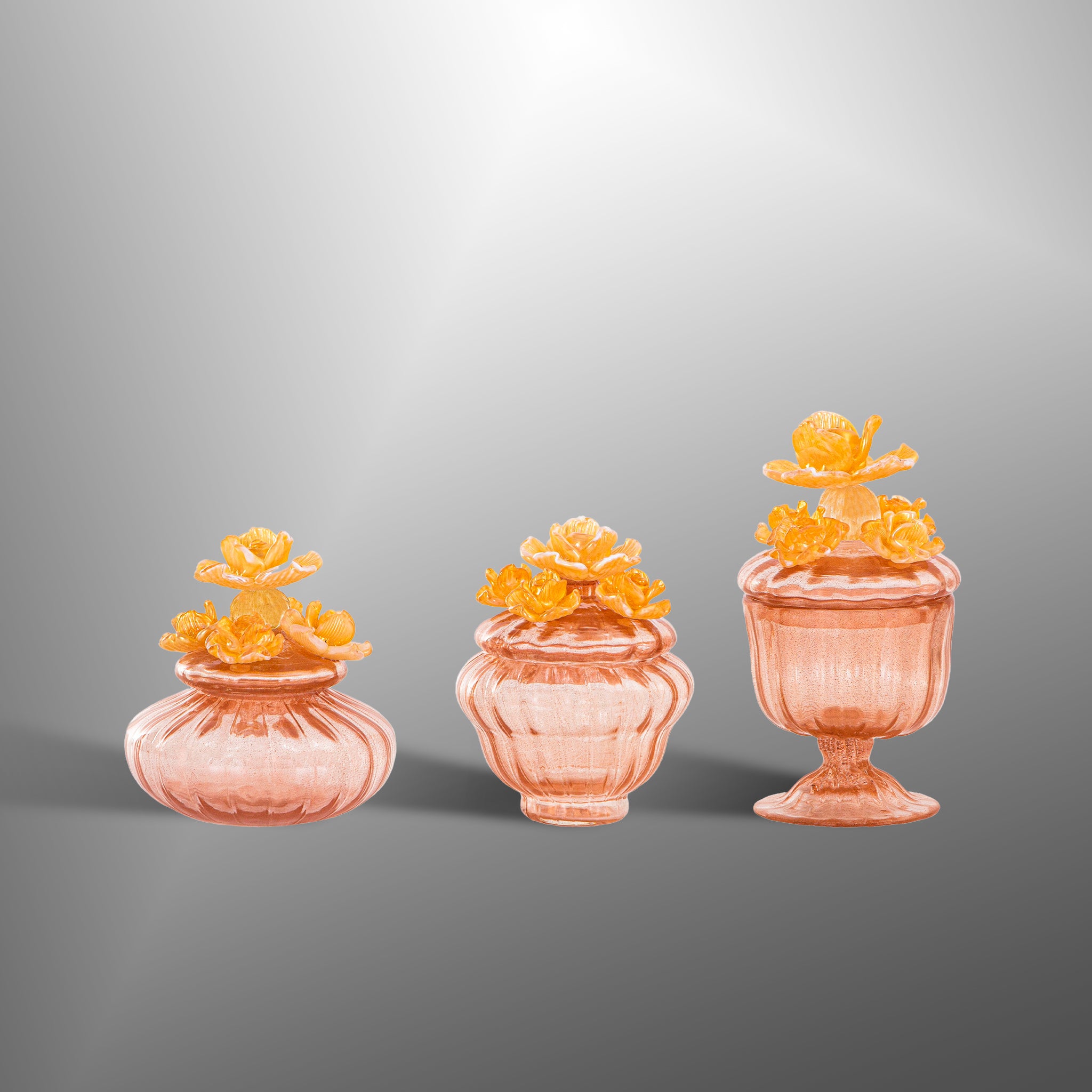 Contenitori con coperchio in colore rosa con fiori