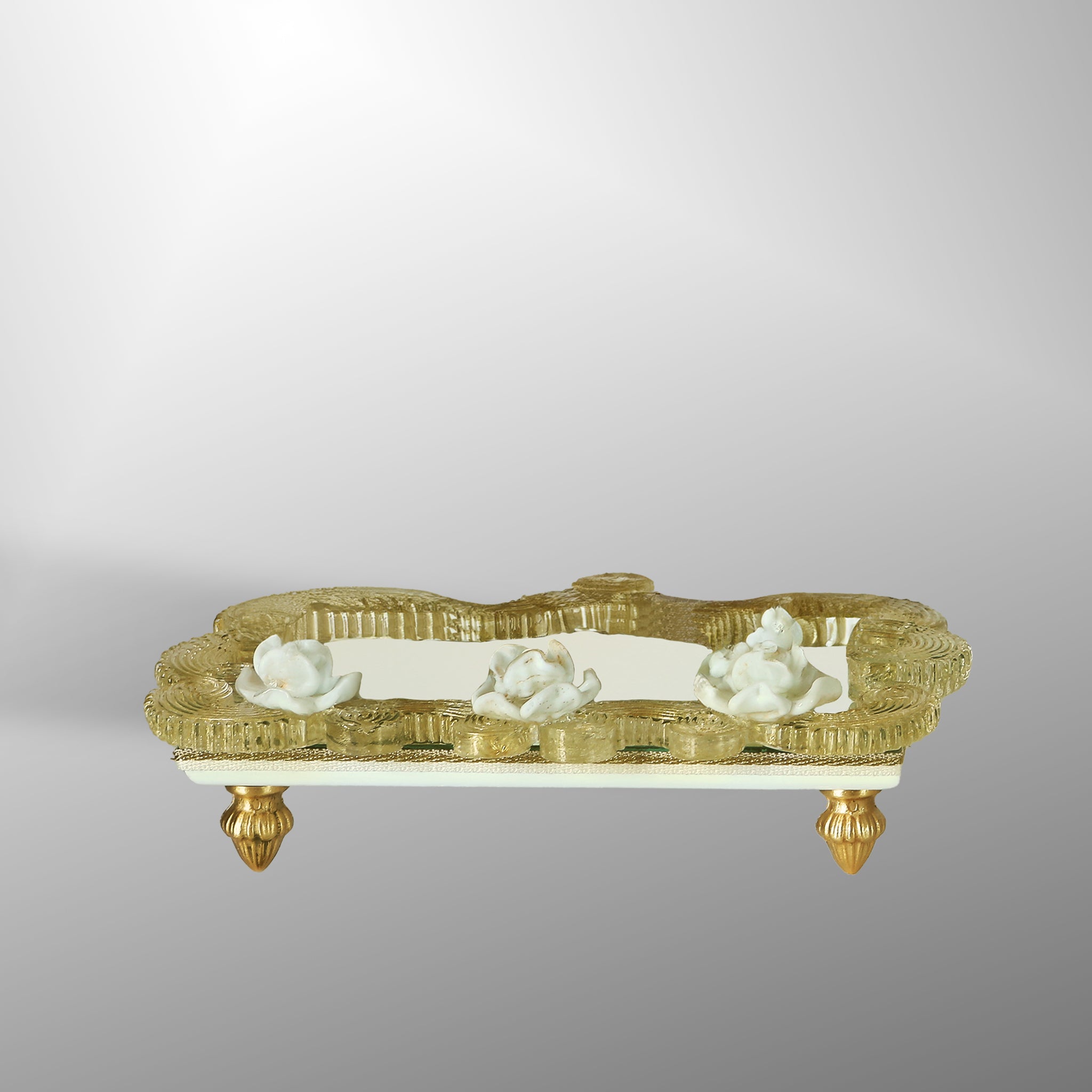 Bottiglie di profumo con fiori bianchi