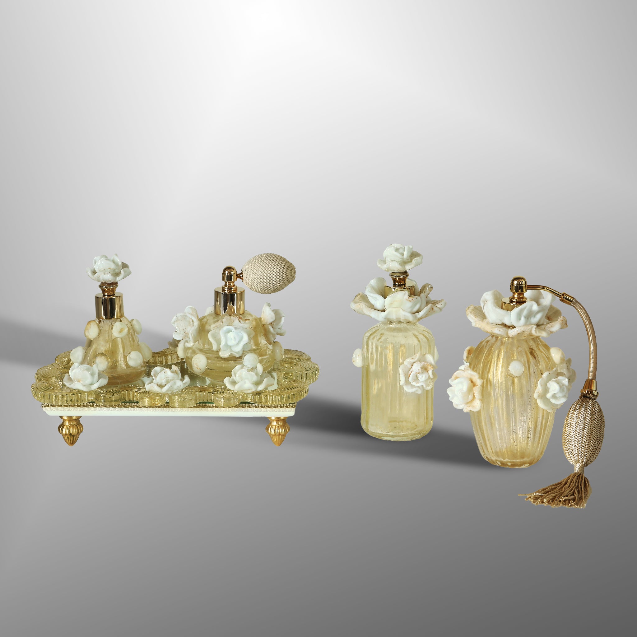 Bottiglie di profumo con fiori bianchi