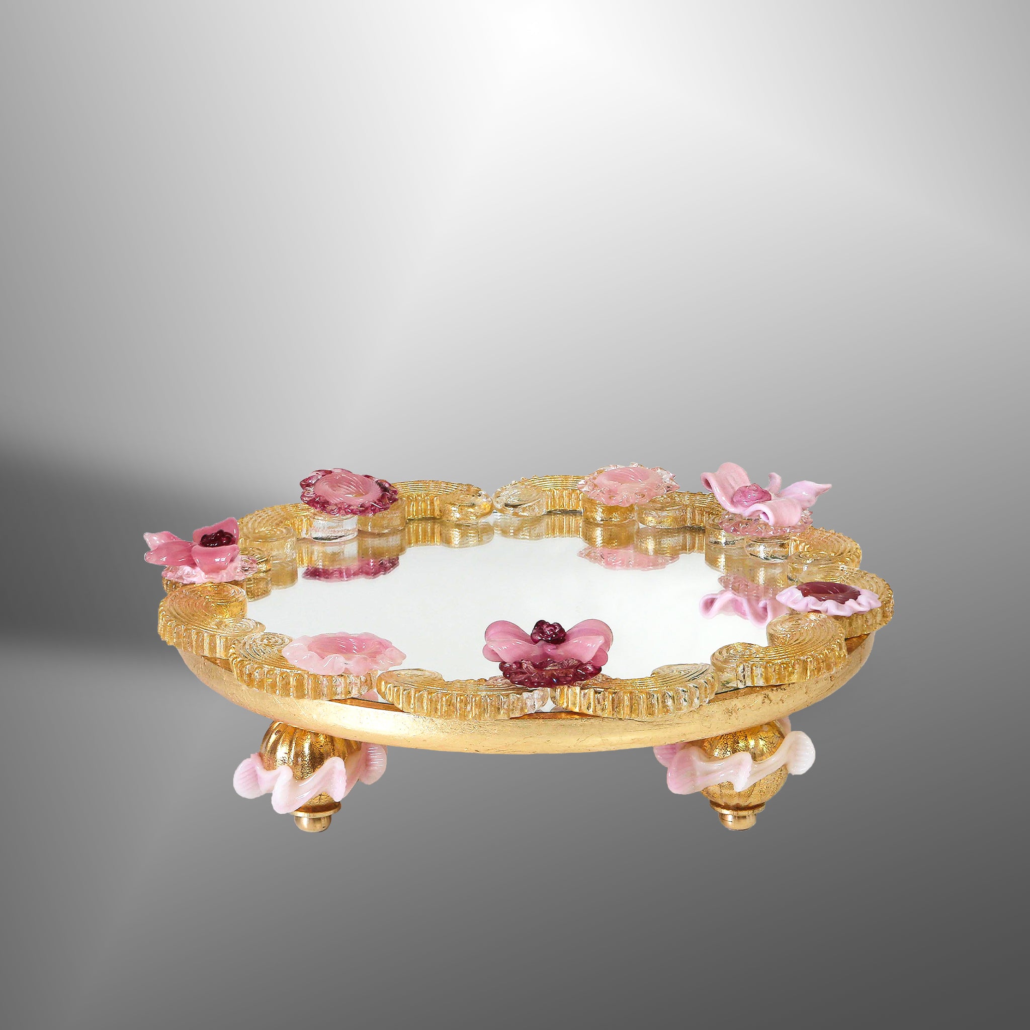 Vassoio tondo con fiori rosa e fiocchi